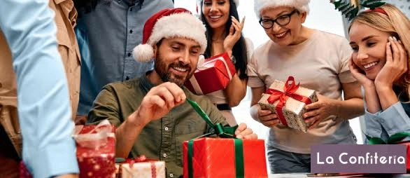 Personas abriendo regalos de navidad